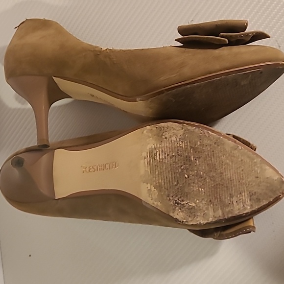 Restricted Used women's 2" tan suede heels with cute bow detail pointy toe - Picture 7 of 8